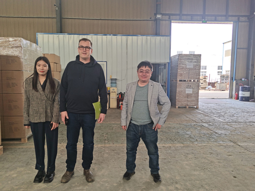 Latest company news about Американские клиенты посещают завод и обсуждают сотрудничество.